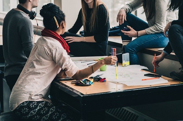 Grupa studentów razem się uczy